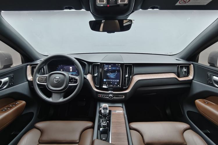Used Volvo XC60 2023 B5 4x4 Smart Luxury Edition Interior 3