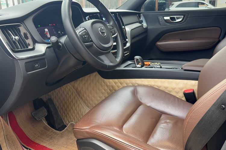 Used Volvo XC60 2023 B5 4x4 Smart Luxury Edition Interior 4