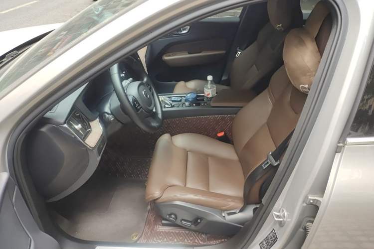 Used Volvo XC60 2023 B5 4x4 Smart Luxury Edition Left Front Seat