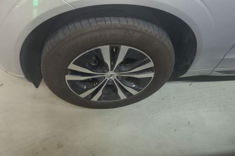 Used Volvo XC60 2023 B5 4x4 Smart Luxury Edition Left Front Wheel Hub