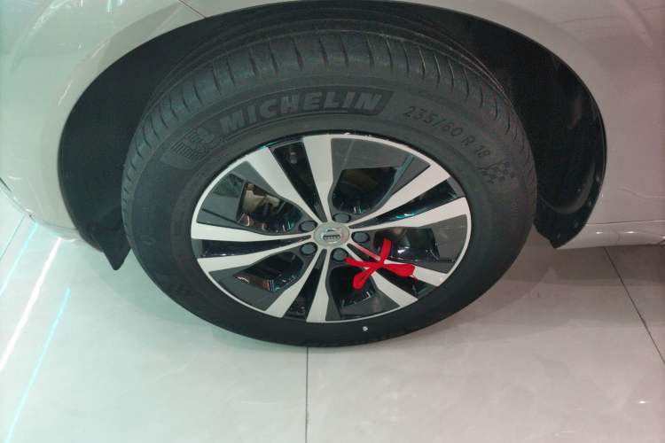 Used Volvo XC60 2023 B5 4x4 Smart Luxury Edition Left Front Wheel Hub