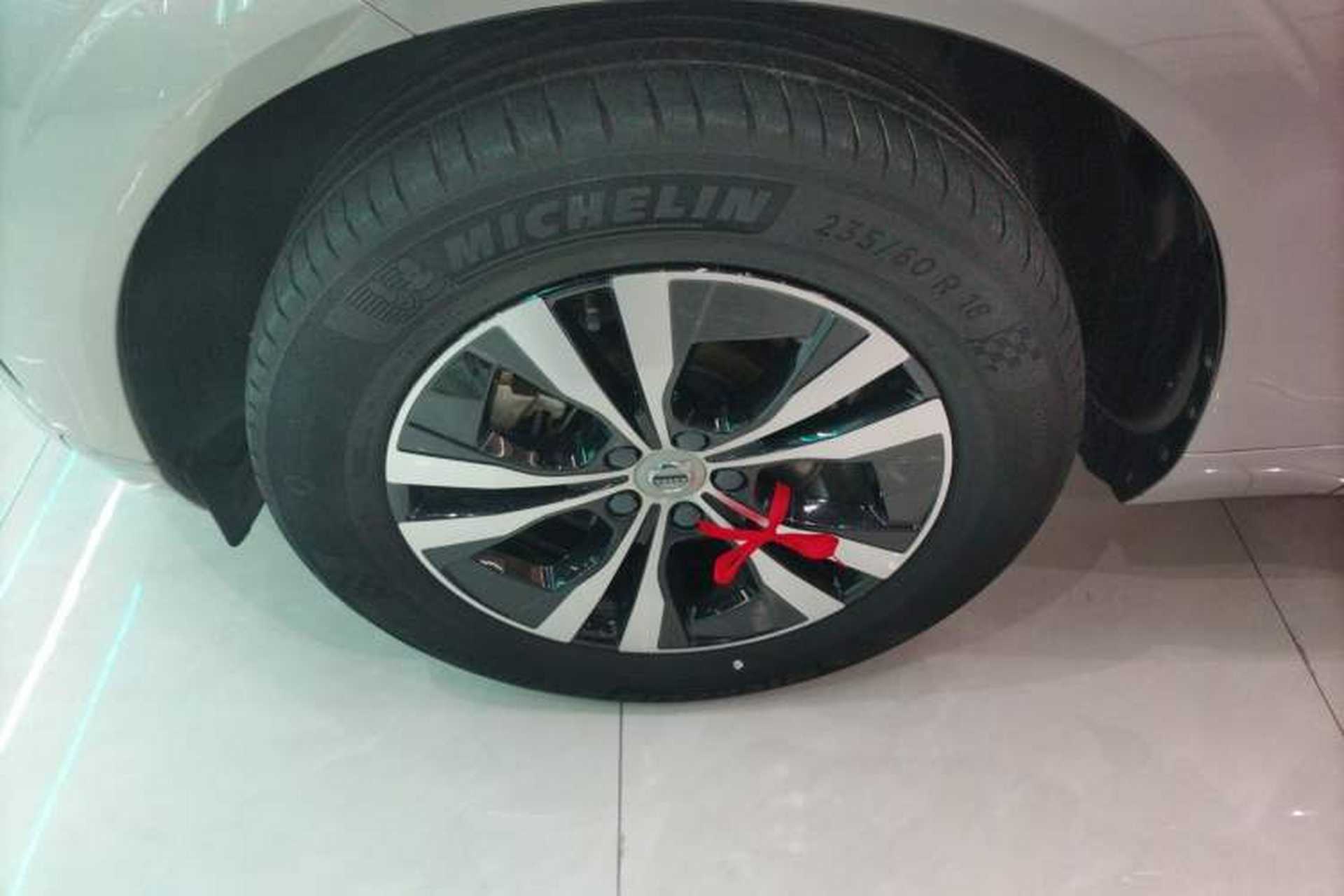 Used Volvo XC60 2023 B5 4x4 Smart Luxury Edition Left Front Wheel Hub