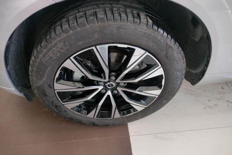 Used Volvo XC60 2023 B5 4x4 Smart Luxury Edition Left Front Wheel Hub