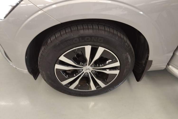 Used Volvo XC60 2023 B5 4x4 Smart Luxury Edition Left Front Wheel Hub