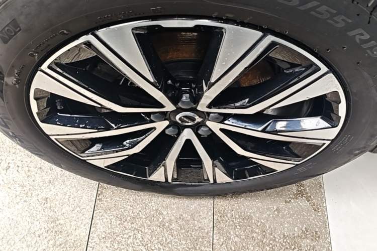 Used Volvo XC60 2023 B5 4x4 Smart Luxury Edition Left Front Wheel Hub