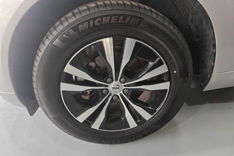 Used Volvo XC60 2023 B5 4x4 Smart Luxury Edition Left Front Wheel Hub