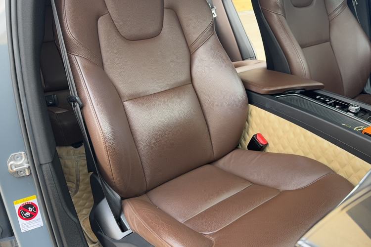 Used Volvo XC60 2023 B5 4x4 Smart Luxury Edition Right Front Seat