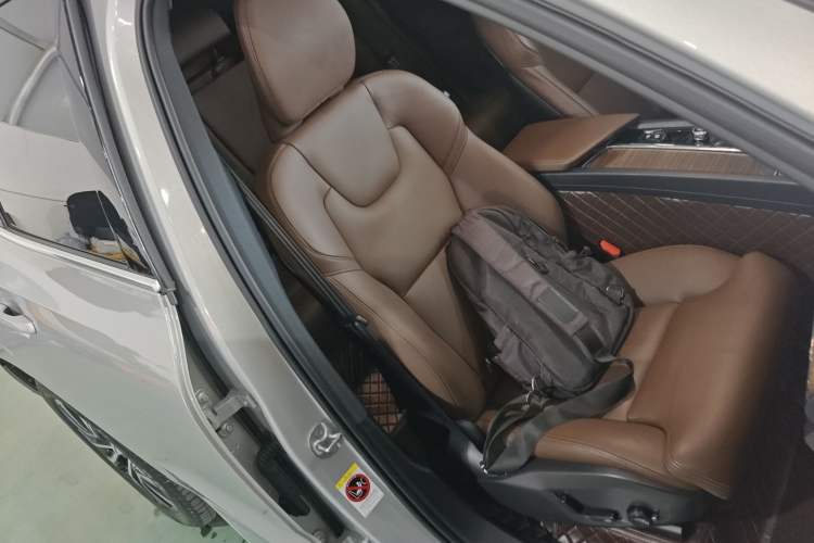 Used Volvo XC60 2023 B5 4x4 Smart Luxury Edition Right Front Seat