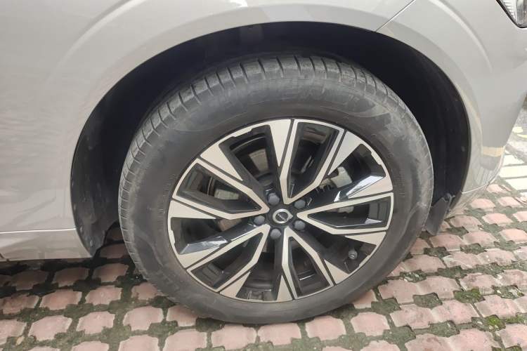 Used Volvo XC60 2023 B5 4x4 Smart Luxury Edition Right Front Wheel Hub
