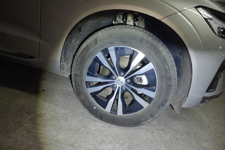 Used Volvo XC60 2023 B5 4x4 Zhiyi Sport Edition Right Front Wheel Hub