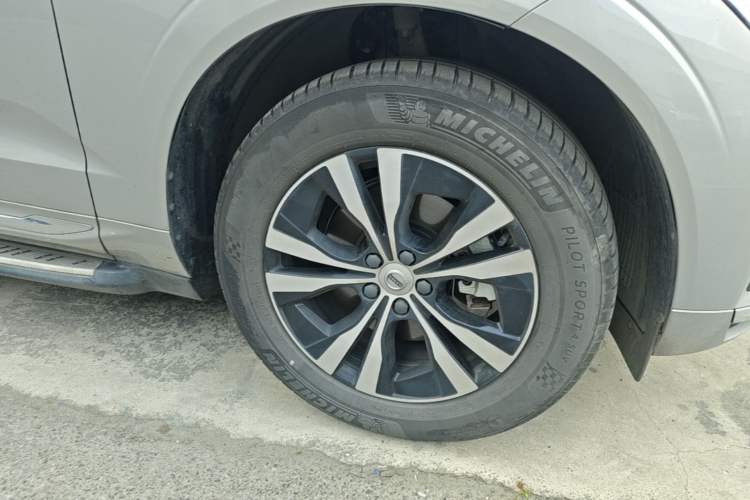 Used Volvo XC60 2023 B5 4x4 Smart Luxury Edition Right Front Wheel Hub