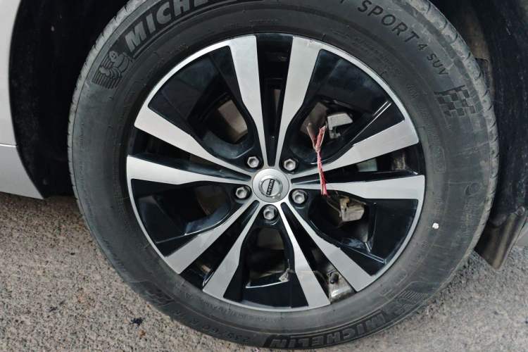 Used Volvo XC60 2023 B5 4x4 Smart Luxury Edition Right Front Wheel Hub