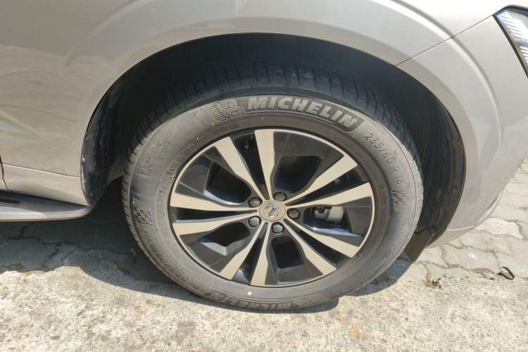 Used Volvo XC60 2023 B5 4x4 Smart Luxury Edition Right Front Wheel Hub
