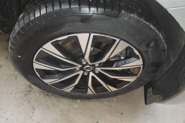 Used Volvo XC60 2023 B5 4x4 Smart Luxury Edition Right Front Wheel Hub