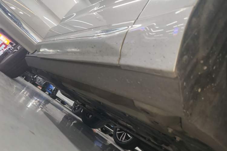 Used Volvo XC60 2023 B5 4x4 Smart Luxury Edition Right Side Sill