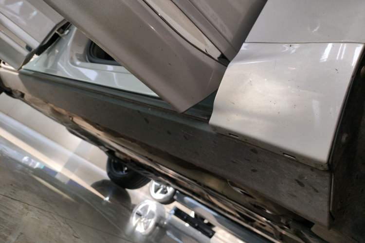 Used Volvo XC60 2023 B5 4x4 Smart Luxury Edition Right Side Sill