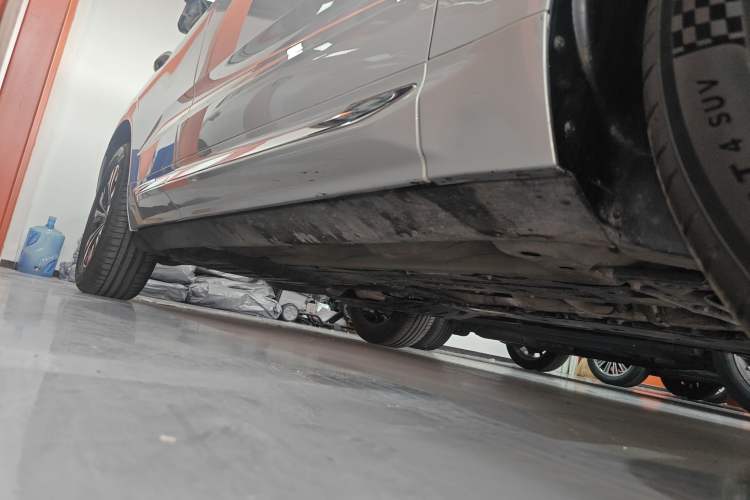 Used Volvo XC60 2023 B5 4x4 Smart Luxury Edition Right Side Sill
