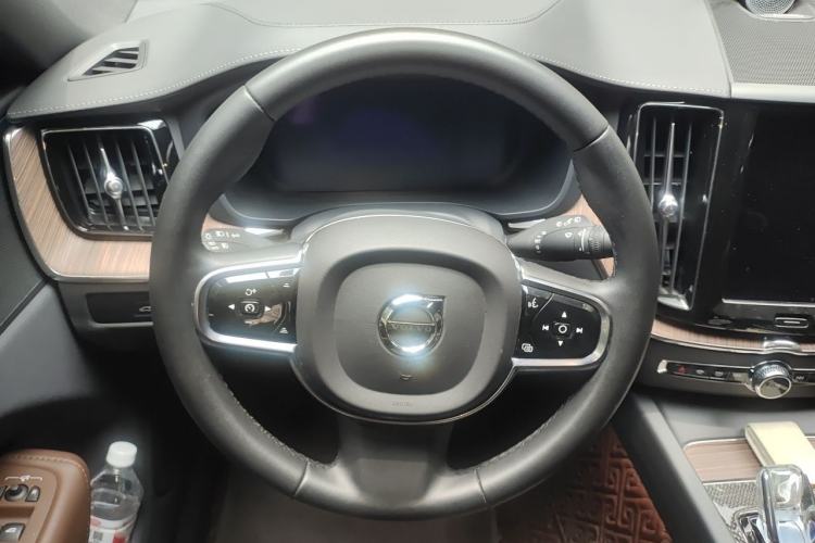 Used Volvo XC60 2023 B5 4x4 Smart Luxury Edition Steering Wheel
