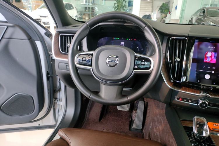 Used Volvo XC60 2023 B5 4x4 Smart Luxury Edition Steering Wheel