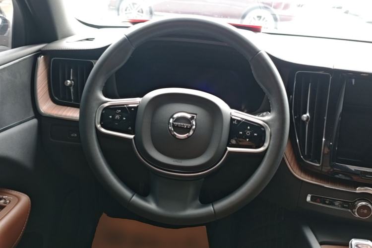 Used Volvo XC60 2023 B5 4x4 Smart Luxury Edition Steering Wheel