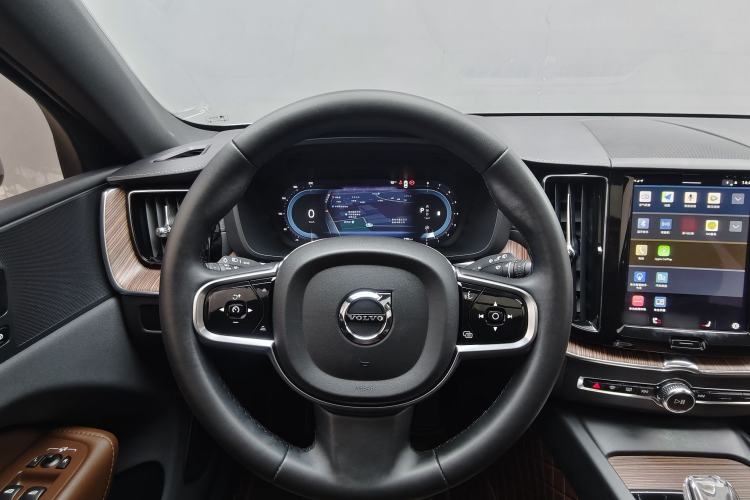 Used Volvo XC60 2023 B5 4x4 Smart Luxury Edition Steering Wheel