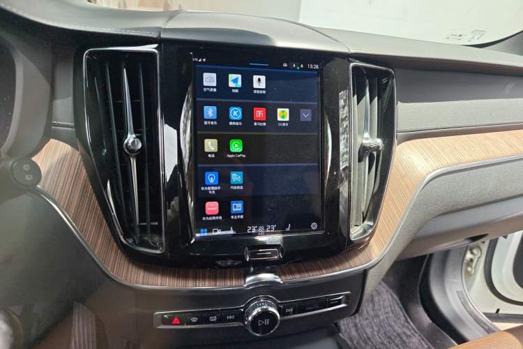 Used Volvo XC60 2023 B5 4x4 Smart Luxury Edition Audio And AC Panel
