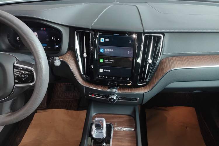 Used Volvo XC60 2023 B5 4x4 Smart Luxury Edition Audio And AC Panel