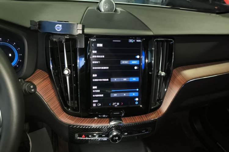 Used Volvo XC60 2023 B5 4x4 Smart Luxury Edition Audio And AC Panel