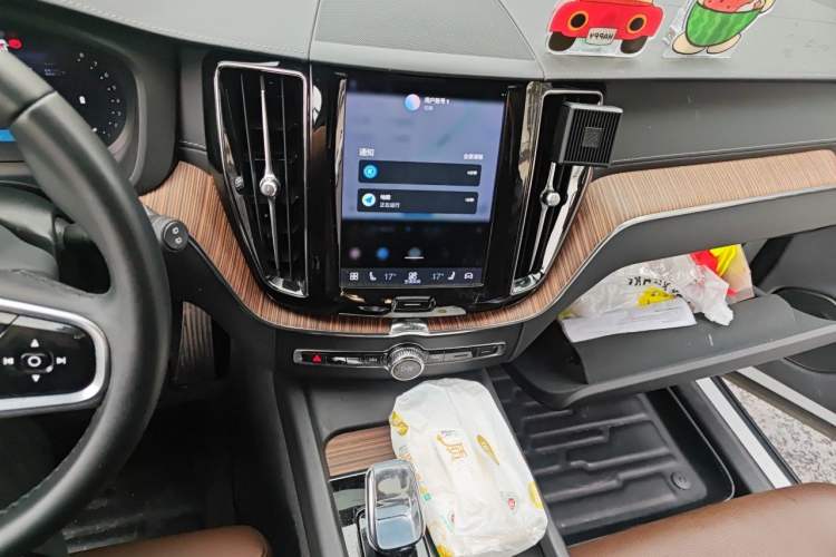 Used Volvo XC60 2023 B5 4x4 Smart Luxury Edition Audio And AC Panel