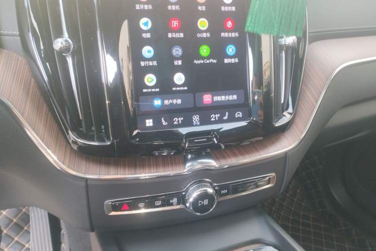 Used Volvo XC60 2023 B5 4x4 Smart Luxury Edition Audio And AC Panel