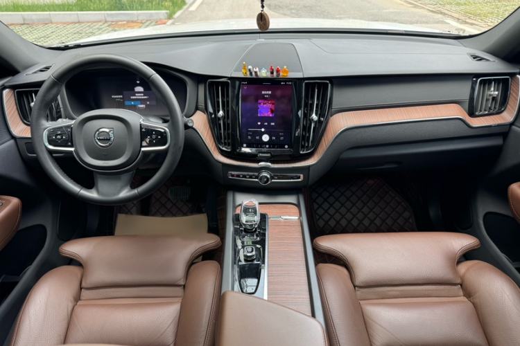 Used Volvo XC60 2023 B5 4x4 Smart Luxury Edition Audio And AC Panel