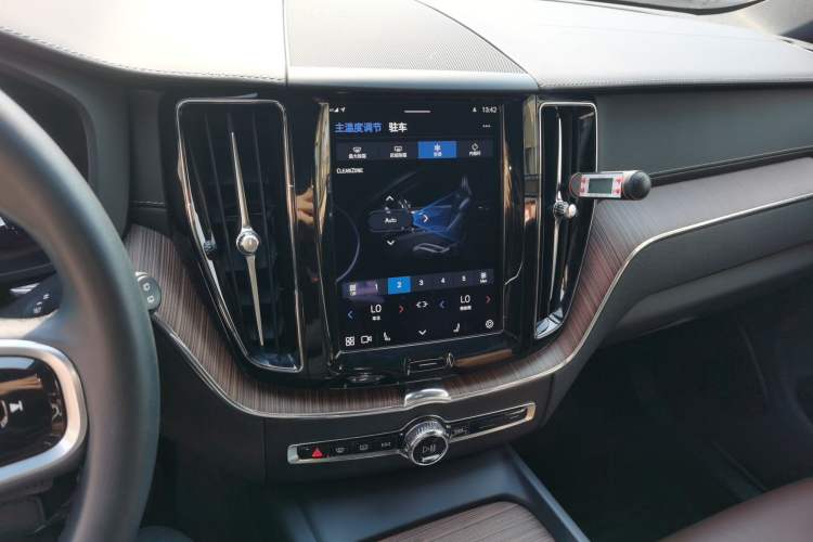 Used Volvo XC60 2023 B5 4x4 Smart Luxury Edition Audio And AC Panel