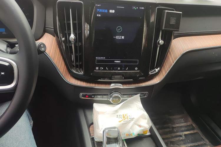 Used Volvo XC60 2023 B5 4x4 Smart Luxury Edition Audio And AC Panel