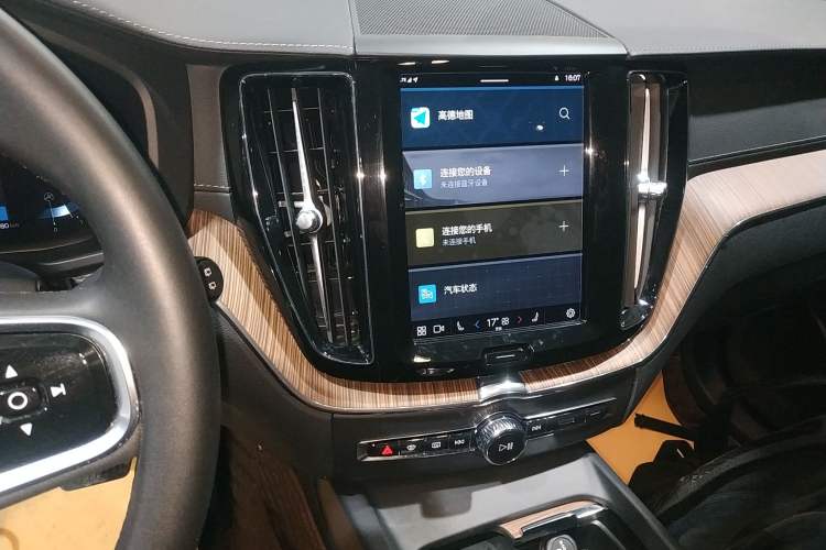 Used Volvo XC60 2023 B5 4x4 Smart Luxury Edition Audio And AC Panel