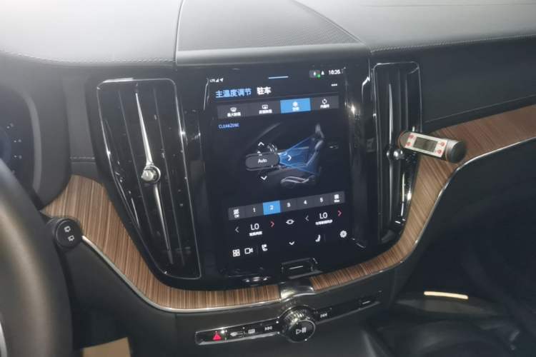 Used Volvo XC60 2023 B5 4x4 Smart Luxury Edition Audio And AC Panel