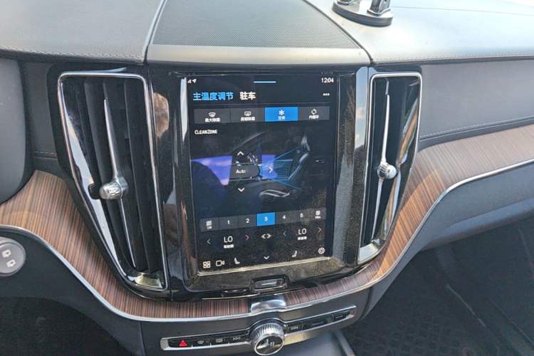 Used Volvo XC60 2023 B5 4x4 Smart Luxury Edition Audio And AC Panel