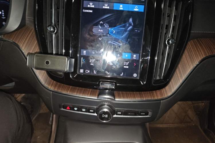 Used Volvo XC60 2023 B5 4x4 Smart Luxury Edition Audio And AC Panel