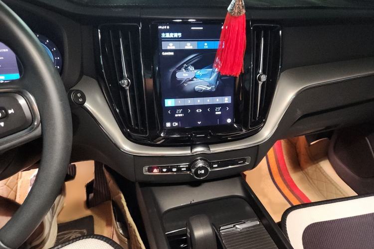 Used Volvo XC60 2023 B5 4x4 Smart Luxury Edition Audio And AC Panel