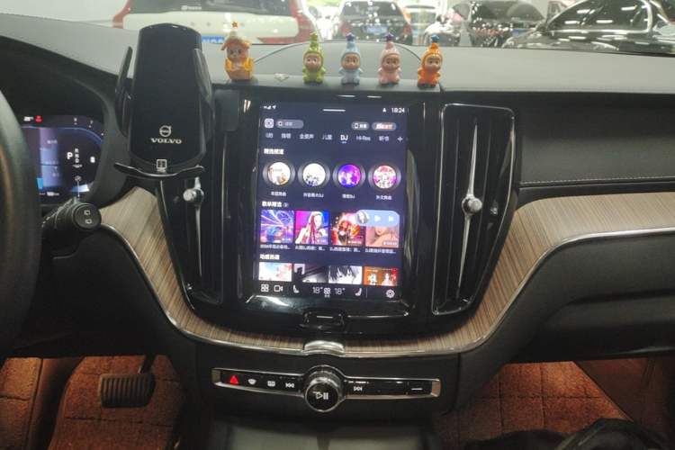 Used Volvo XC60 2023 B5 4x4 Smart Luxury Edition Audio And AC Panel