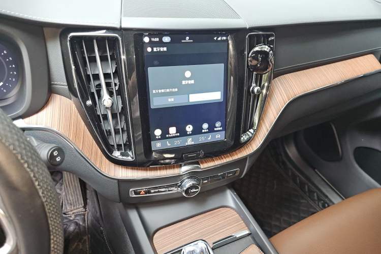 Used Volvo XC60 2023 B5 4x4 Smart Luxury Edition Audio And AC Panel