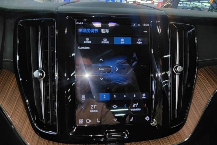 Used Volvo XC60 2023 B5 4x4 Smart Luxury Edition Audio And AC Panel