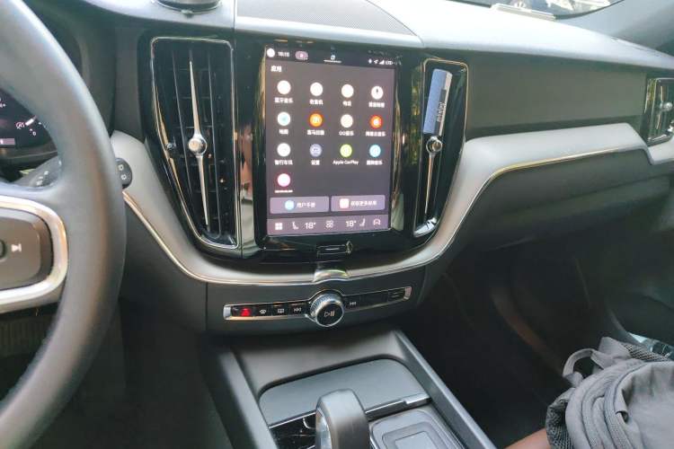 Used Volvo XC60 2023 B5 4x4 Smart Luxury Edition Audio And AC Panel