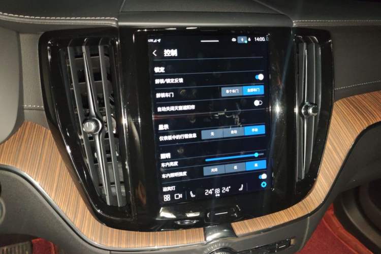 Used Volvo XC60 2023 B5 4x4 Smart Luxury Edition Audio And AC Panel