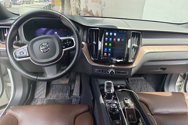 Used Volvo XC60 2023 B5 4x4 Smart Luxury Edition Center Console