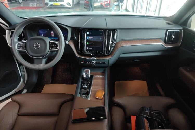 Used Volvo XC60 2023 B5 4x4 Smart Luxury Edition Center Console