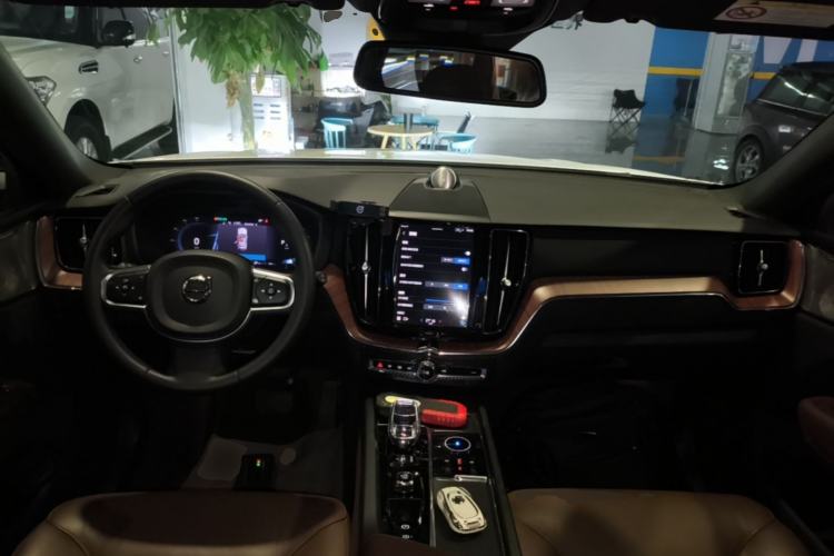 Used Volvo XC60 2023 B5 4x4 Smart Luxury Edition Center Console