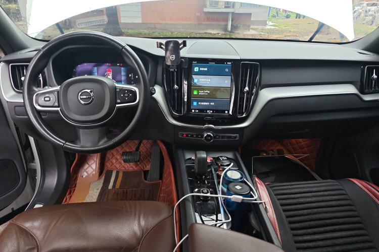 Used Volvo XC60 2023 B5 4x4 Smart Luxury Edition Center Console