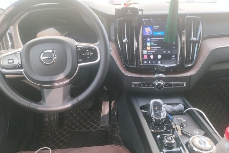 Used Volvo XC60 2023 B5 4x4 Smart Luxury Edition Center Console