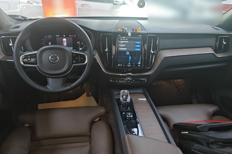 Used Volvo XC60 2023 B5 4x4 Smart Luxury Edition Center Console
