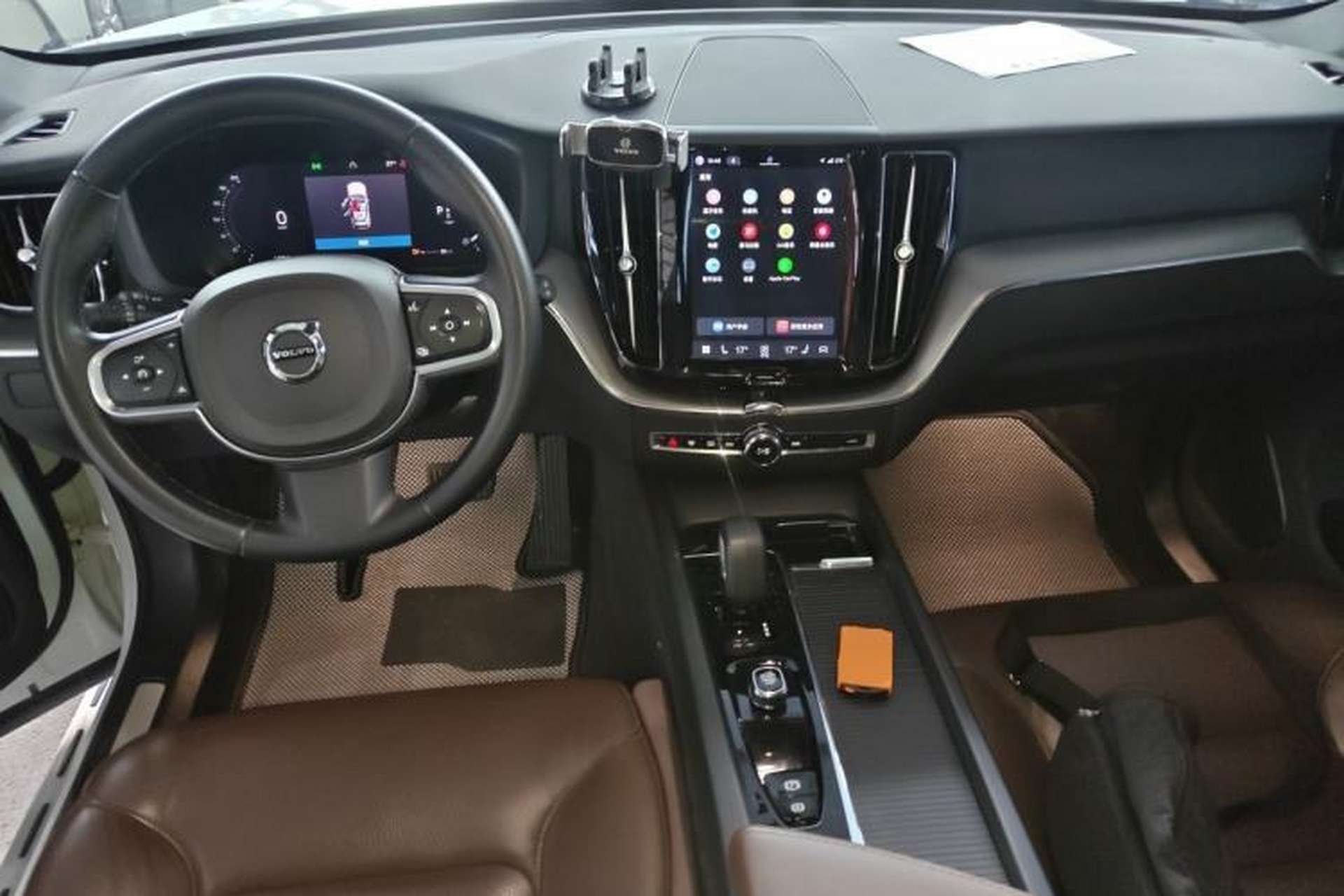 Used Volvo XC60 2023 B5 4x4 Smart Luxury Edition Center Console